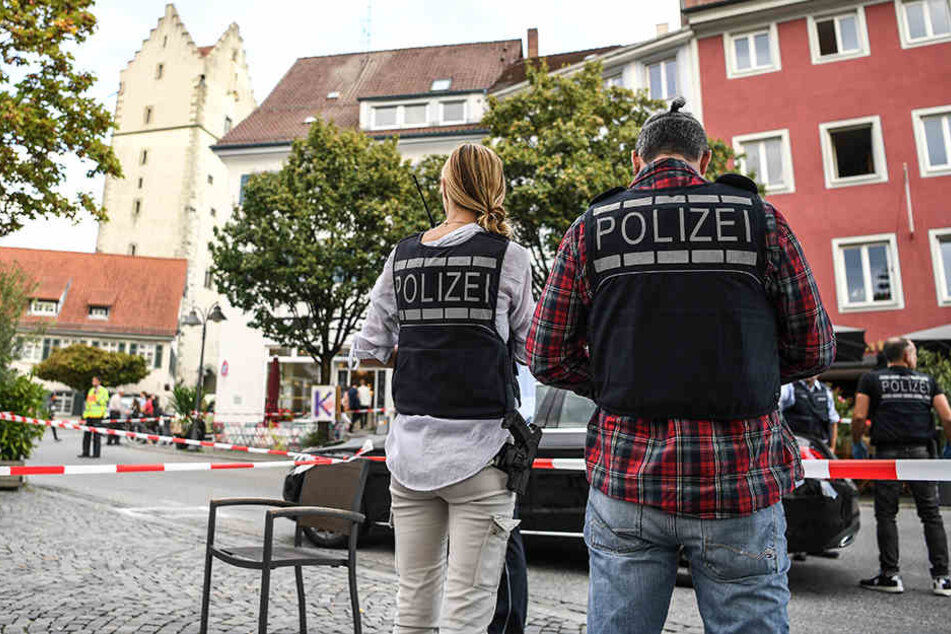 Polizisten ermitteln am Tatort in Ravensburg.