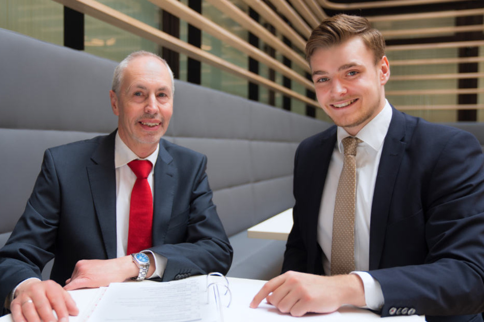 Ex-Azubi Florian Schürmann (rechts) mit Ausbildungsleiter Stephan Glatthor.