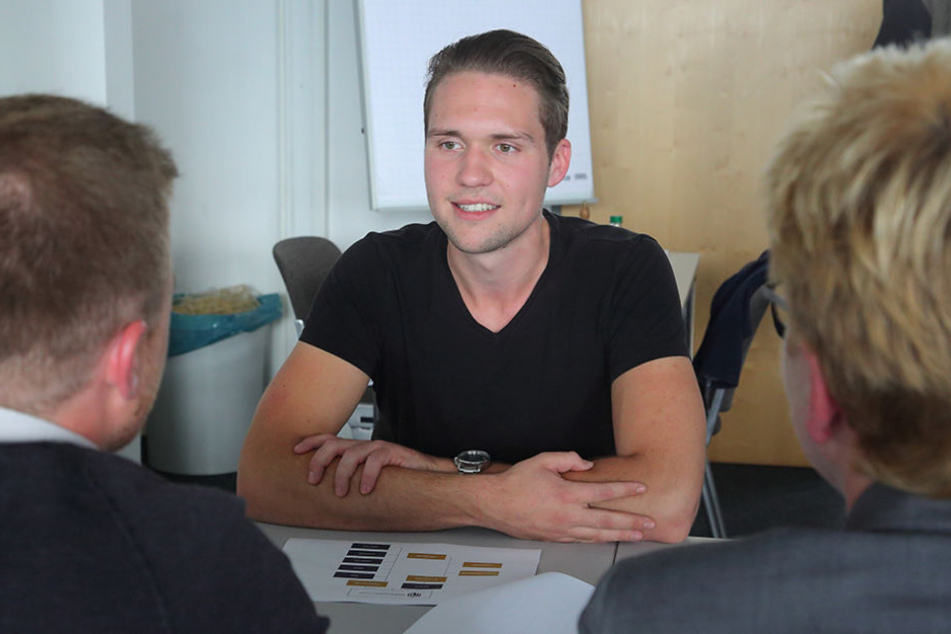 Lars-Erik Naumann (20) im Gespräch mit Doris Tamme (54) und Tommy Dörfler
(28) von der Firma MWWM Ausbau.