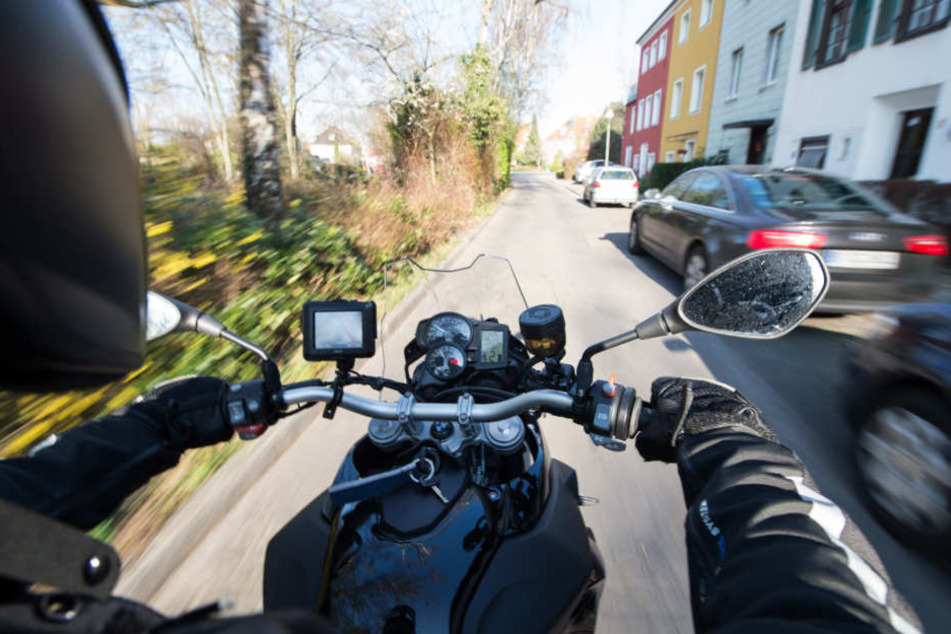 Nach dem Unfall fuhr der Motorradfahrer einfach davon. (Symbolbild)
