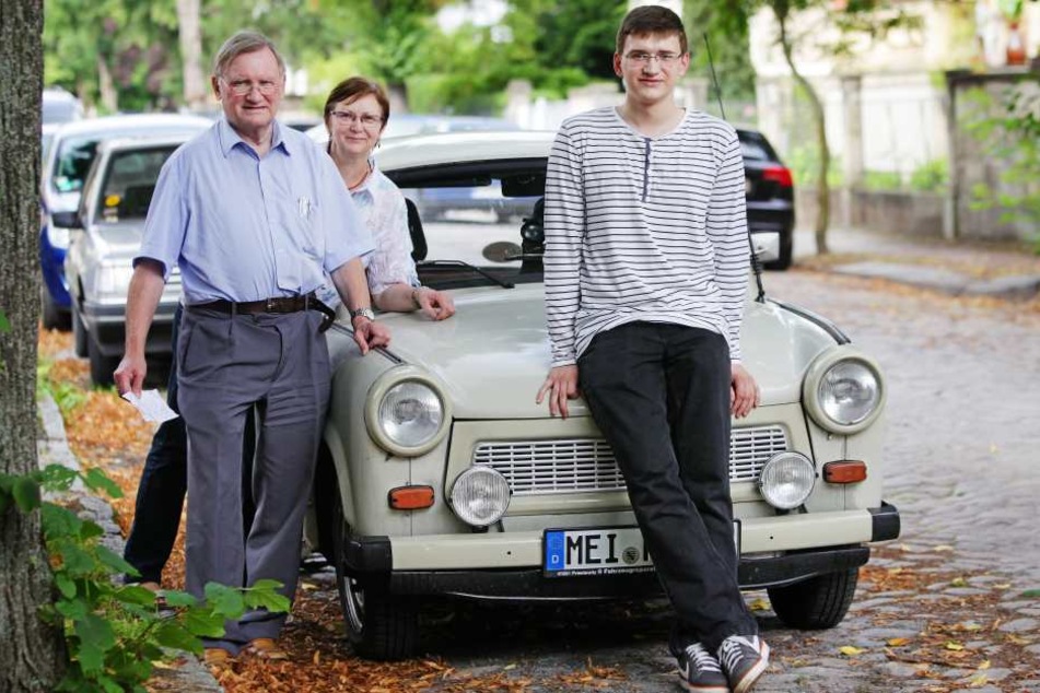Große Freude bei Familie Weber. Sie haben ihren Trabi wieder.