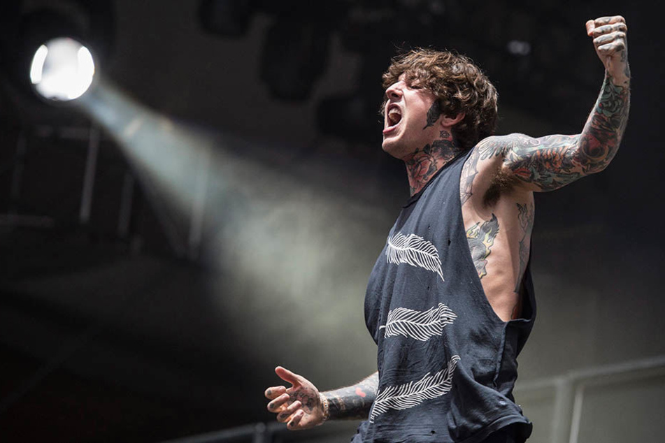 Sänger Oliver Sykes und seine Band "Bring Me The Horizon" müssen um einen Fan trauern.