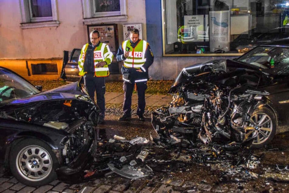 Polizisten an der Unfallstelle in Philippsburg. Links der BMW des 21-Jährigen, rechts der Wagen des Unfallverursachers.