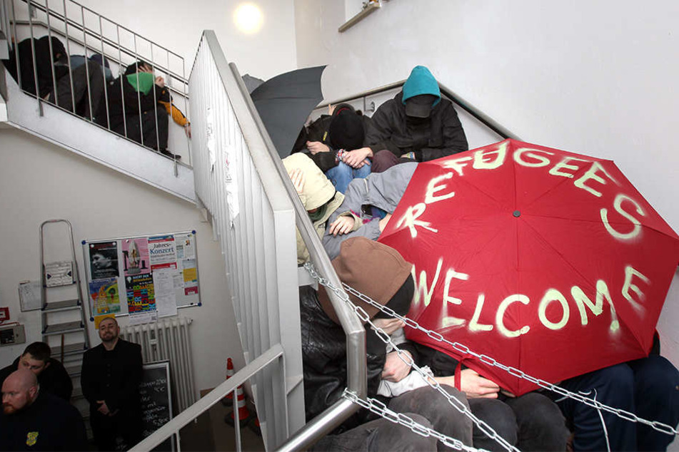 Die Treppe im Bürgerzentrum besetzten die Blockierer.