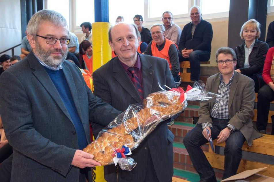 Der Zwickauer Landrat Christoph Scheurer (61, rechts) rechts übergibt an Wilkau-Haßlaus Bürgermeister Stefan Feustel (54, CDU) symbolisch den Schlüssel für die Vierfeld-Sporthalle.