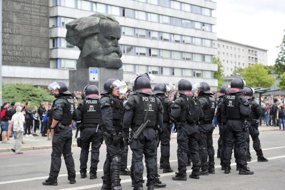 Nach Ende der beiden Demonstrationen räumte ein Polizeisprecher Personalmangel in den eigenen Reihen ein.