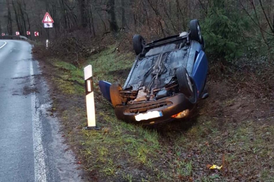 Der Wagen landete nach dem Unfall auf dem Dach.