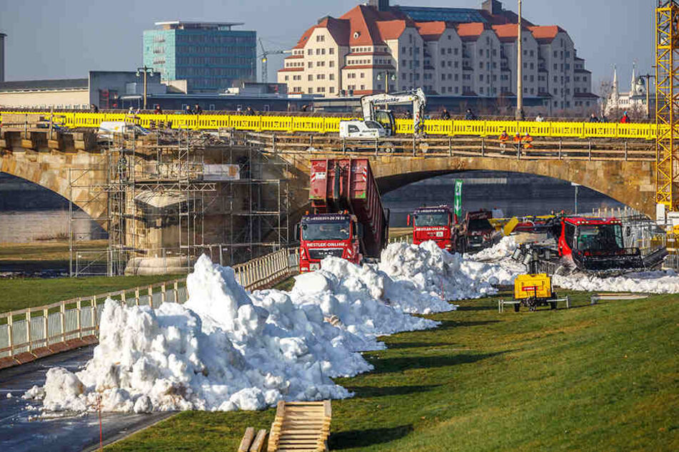 Zwölf Laster rotierten zwischen Flughafen und Elbufer, um Schnee anzukarren.