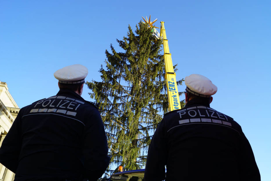 Polizeibeamte beabachten, wie der Weihnachtsstern wieder fixiert wird.