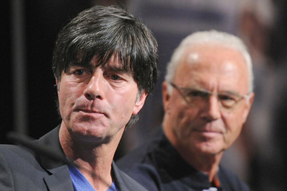 Die Entscheidung von Joachim Löw (l.) drei Bayern-Stars aus der Nationalmannschaft zu nehmen findet Franz Beckenbauer (r.) strittig (Archivbild)