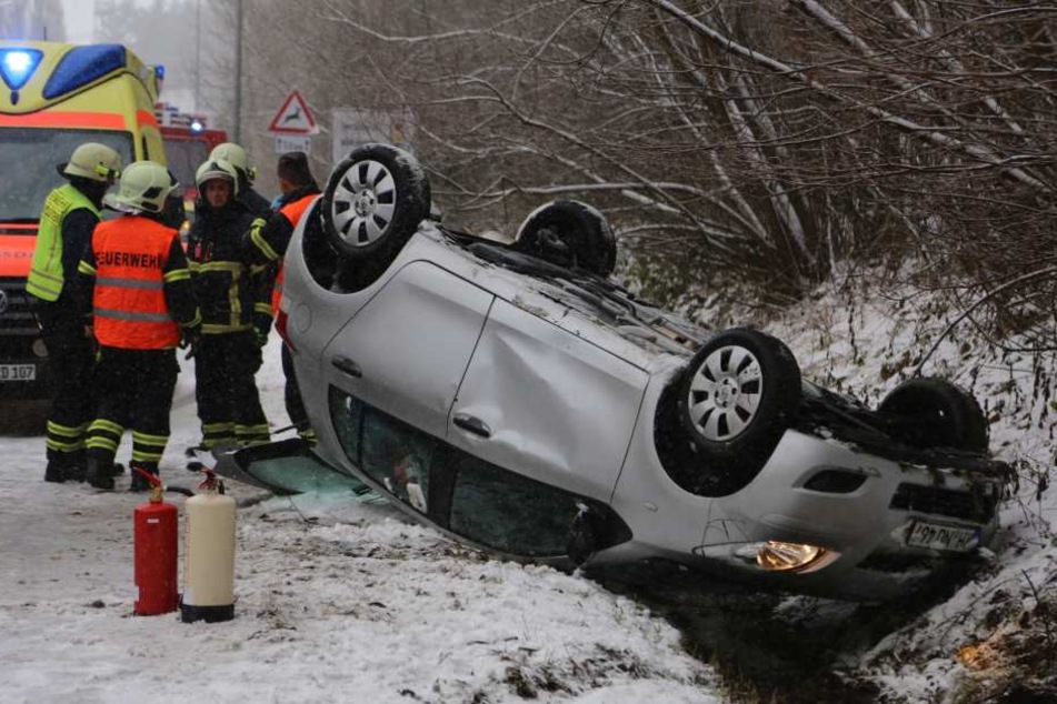Weil sie bei winterlichen Verhältnissen zu schnell unterwegs war, landete diese Autofahrerin samt Wagen auf dem Dach.