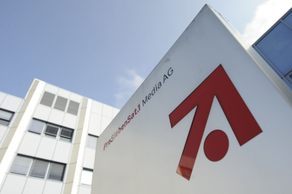 Das Konzern-Logo der ProSiebenSat.1 Media AG ist am Eingang zur Konzern-Zentrale in Unterföhring zu sehen.
