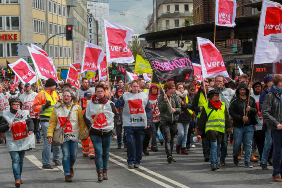 Erneut ruft die Gewerkschaft Verdi zum Warnstreik aus. Hier demonstrierten Arbeiter 2016 auf dem Jahnplatz.