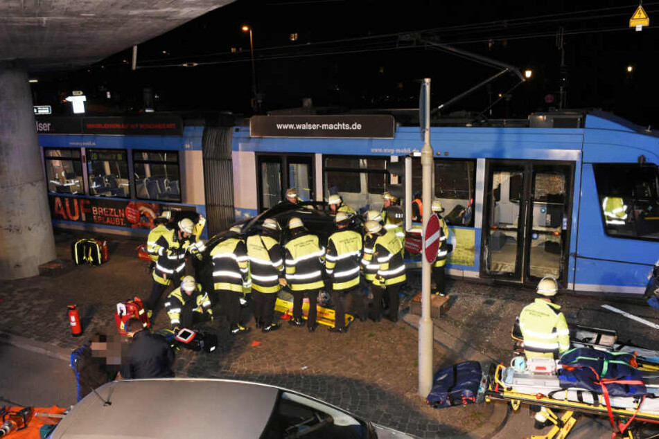 Die Feuerwehr befreite die beiden Frauen aus dem Auto.
