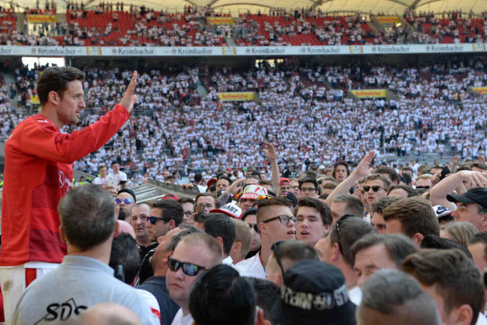 7. Mai 2016: Der VfB Stuttgart verliert am 33. Spieltag zuhause gegen den FSV Mainz 05 und steigt in die 2. Bundesliga ab. Kapitän Christian Gentner entschuldigt sich bei den Fans.