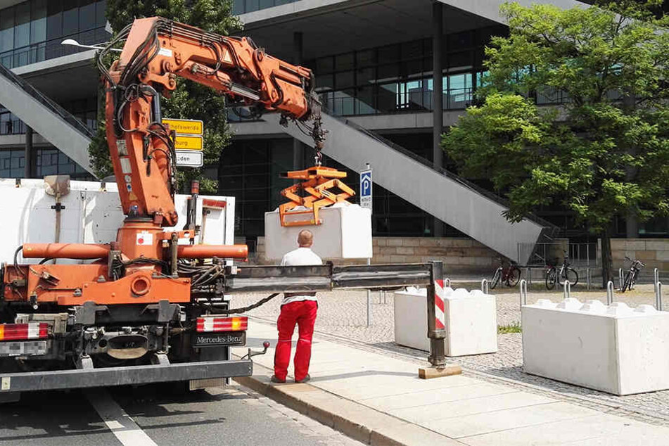 Am Internationalen Congress Centrum Dresden (ICD) werden die Nizza-Sperren aufgebaut.