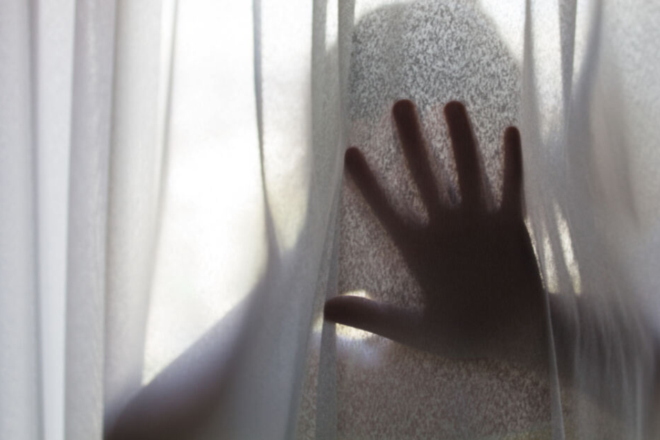 Der Täter schlich mitten in der Nacht in das Zimmer des Mädchens und missbrauchte es dort. (Symbolbild)