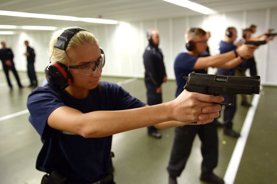 Berliner Polizeischüler beim Schießtraining.