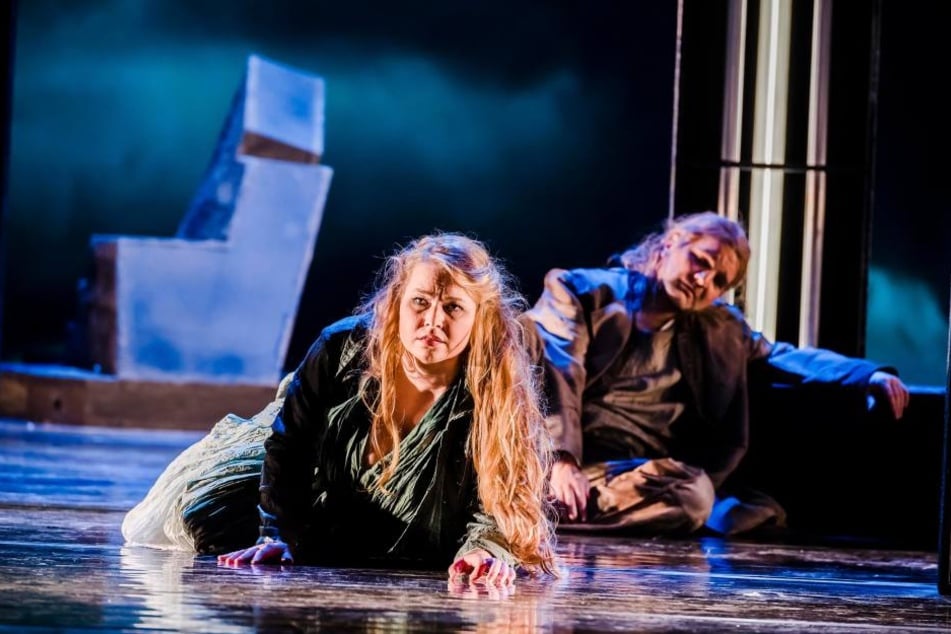 Die Wotanskinder Sieglinde (Christiane Kohl) und Siegmund (Zlotan Nyári).
