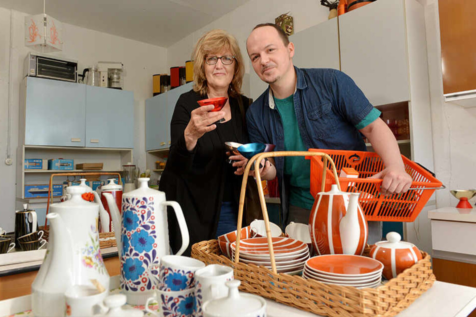 Shopping-Ausflug mal anders. Birgit Szabo (63) und Sohn Kornél (35) kauften allerhand Küchen-Utensilien von damals.
