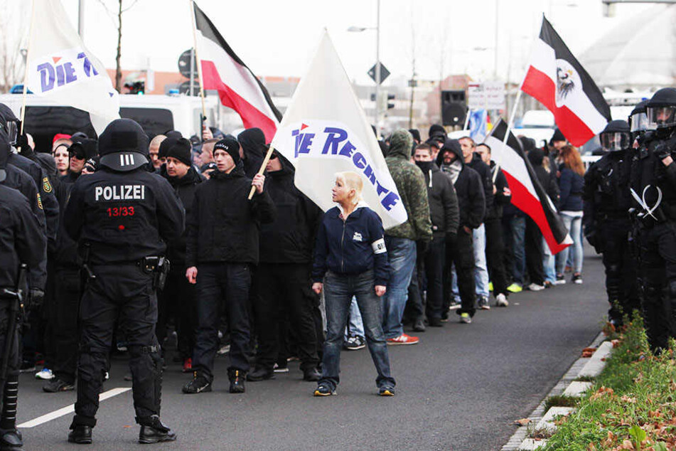 Anhänger der Partei "Die Rechte" beim Nazi-Aufmarsch am 12.12.2015. Die Polizei befürchtet ähnliche gewaltsame Ausschreitungen wie bei der damaligen Demonstration.