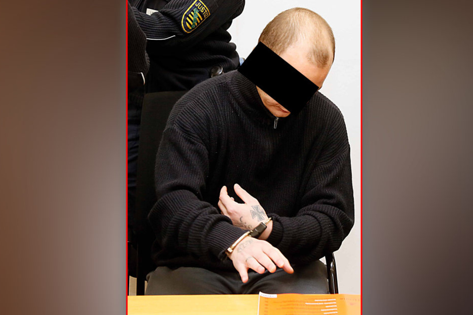 Florian R. (23) sitzt derzeit eine Geldstrafe ab und muss sich wegen Raubes
verantworten.
