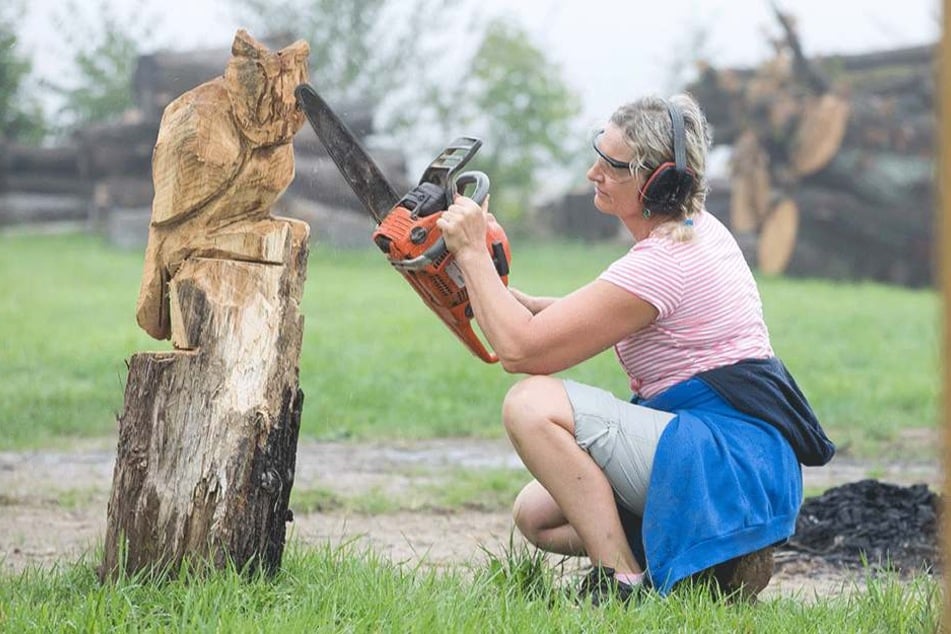 Gekonnt: Schnell schält Karen Hobelsberger mit der Kettensäge eine Eule aus
dem Holz.