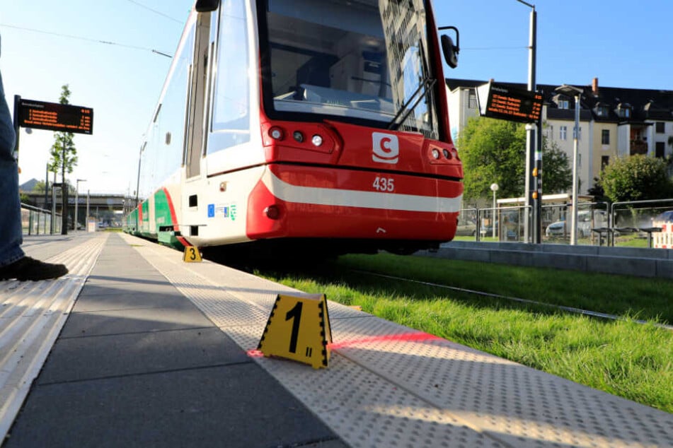 Die Frau geriet unter die Straßenbahn.