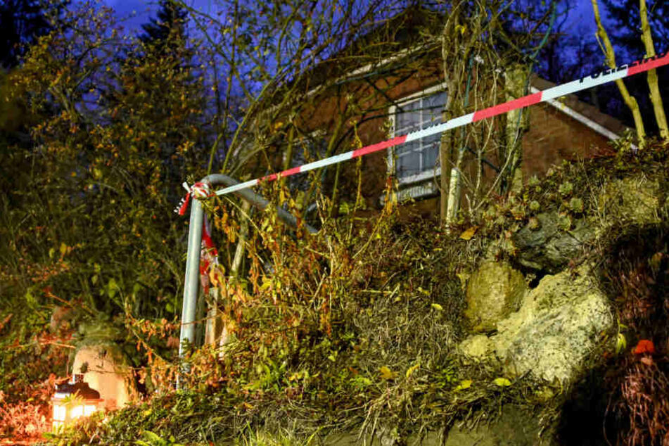 In dem Haus in Wittenburg geschah die Bluttat. Die Polizei hat es nach der Tat abgesperrt, außerdem wurde von Unbekannten ein Grablicht aufgestellt.