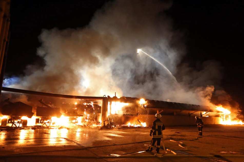 Die Halle stand komplett in Flammen.
