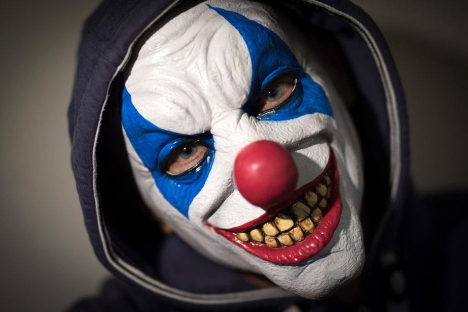 Eine Frau, die als Clown verkleidet Autofahrer erschreckte, wurde nun zu einer Haftstrafe auf Bewährung verurteilt.