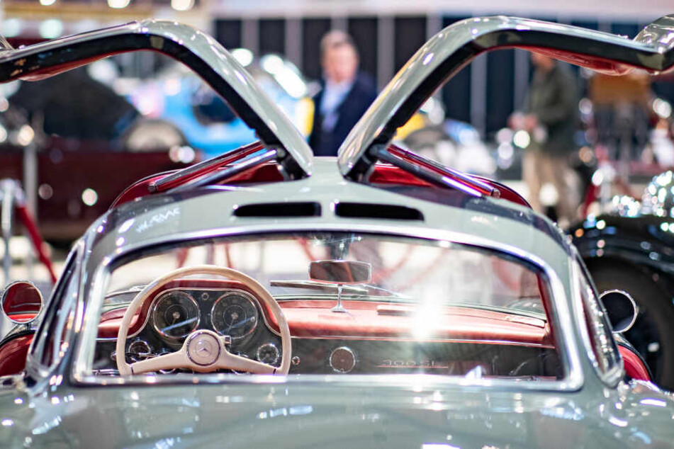 Ein Mercedes-Benz 300 SL Coupe mit geöffneten Türen aus dem Jahr 1955 ist bei der Techno Classica für Oldtimer und Youngtimer ausgestellt.