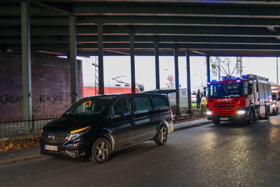Einsatzkräfte sind am Bahnhof Karlsruhe-Durlach vor Ort.