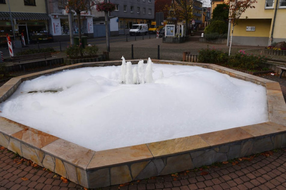 Schäumt munter vor sich hin: der Brunnen am Gottlob-Hees-Platz in Eppelheim.