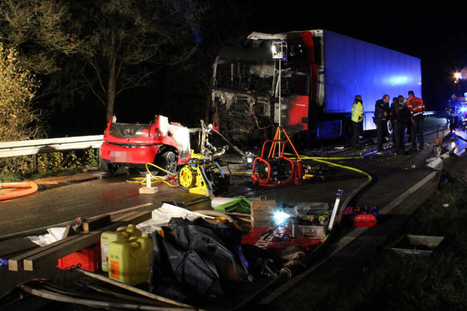 Die Frau übersah beim Überholen offenbar den entgegenkommenden Lkw und raste frontal in das Führerhaus.