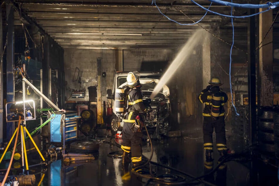 Ein Werkzeugwagen und Teile eines Kleinlasters waren in Brand geraten.