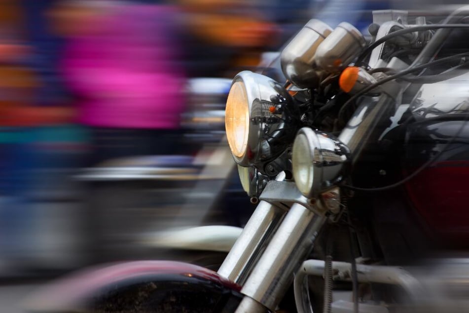 Der Biker schaffte es, sich mit rasanten Manövern der Kontrolle zu entziehen. (Symbolbild)