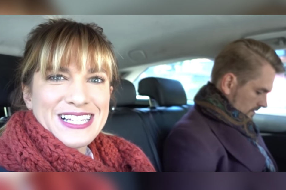 Während Isabell Horn aus dem Taxi ihre Fans updatet, interessiert sich Freund Jens nur wenig für die Kamera.