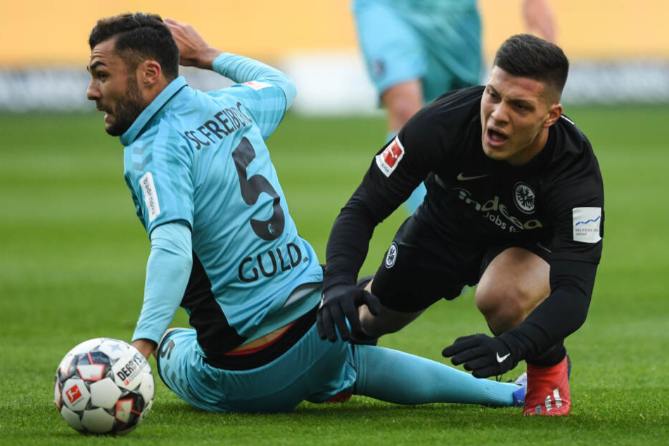 Ruppig: Luka Jovic (rechts) wird von Manuel Gulde zu Fall gebracht.