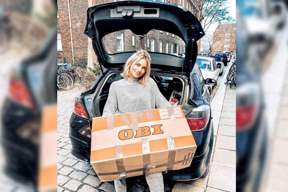 Janina Celine Jahn packt ihre Umzugskartons in ein Auto.