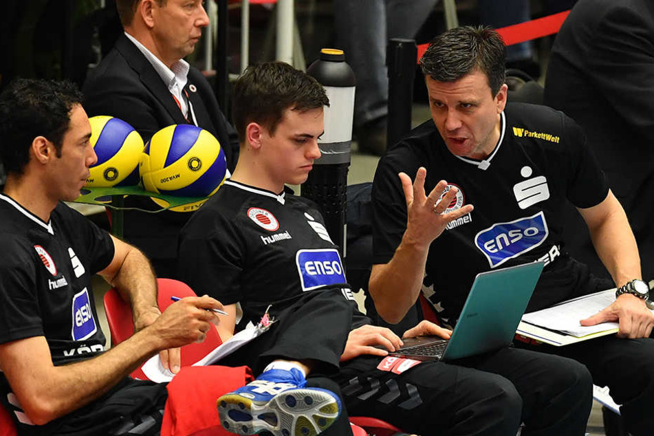 Auf der DSC-Bank (v.r.): Chefcoach Alex Waibl, Till Müller und Jairo Hooi.