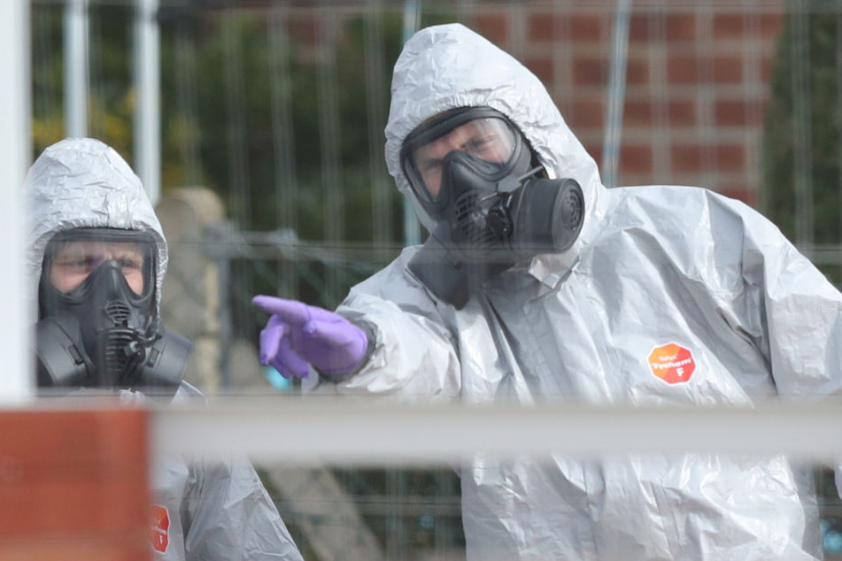 Soldaten tragen Schutzanzüge während der Ermittlungen zur Vergiftung des Ex-Doppelagent Skripal und dessen Tochter.