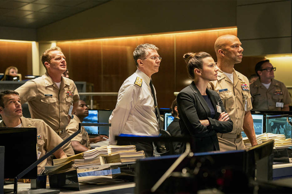 CJCS Charles Donnegan (Gary Oldman, Mitte) und sein Team um Jayne Norquist (Linda Cardellini, vorne) und RA John Fisk (Common, ganz rechts) beobachten die schwere Lage im Pentagon.