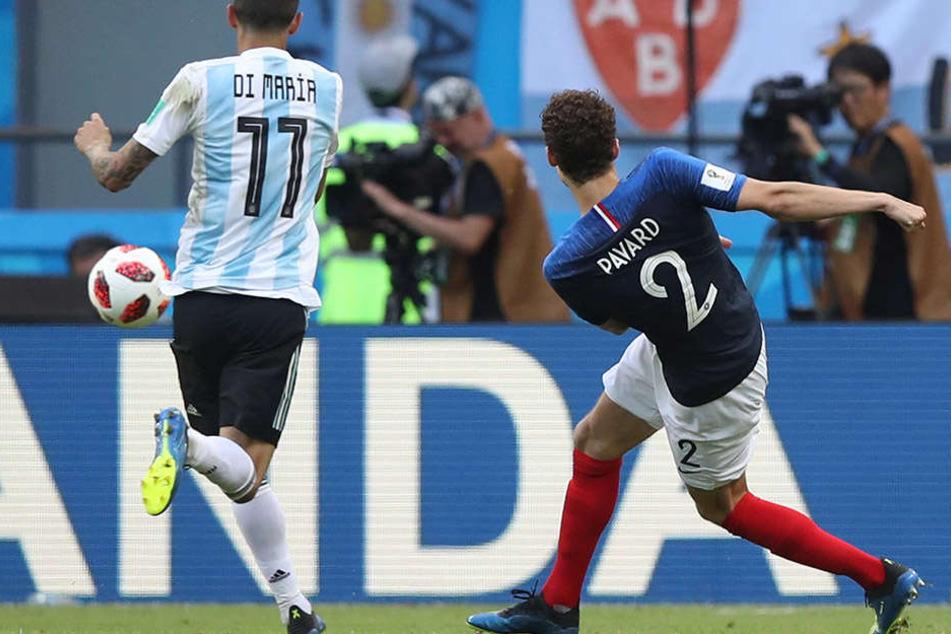 Perfekte Schusshaltung. Benjamin Pavard (22, rechts) zieht ab. Der Ball schlägt im Winkel ein. Das Gegentor konnte auch Angel di Maria nicht verhindern.