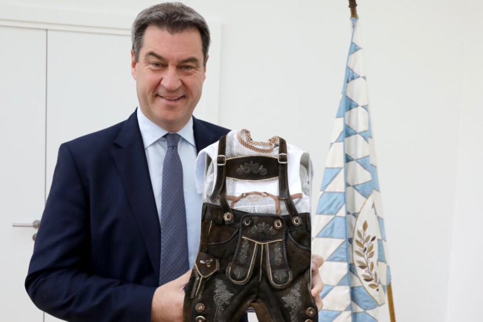 Markus Söder mit der Mini-Tracht.