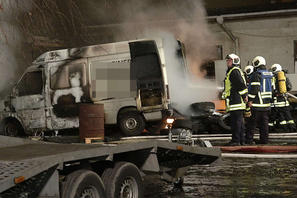 Auf dem Gelände einer Autoverwertung brannten mehrere Fahrzeuge aus.
