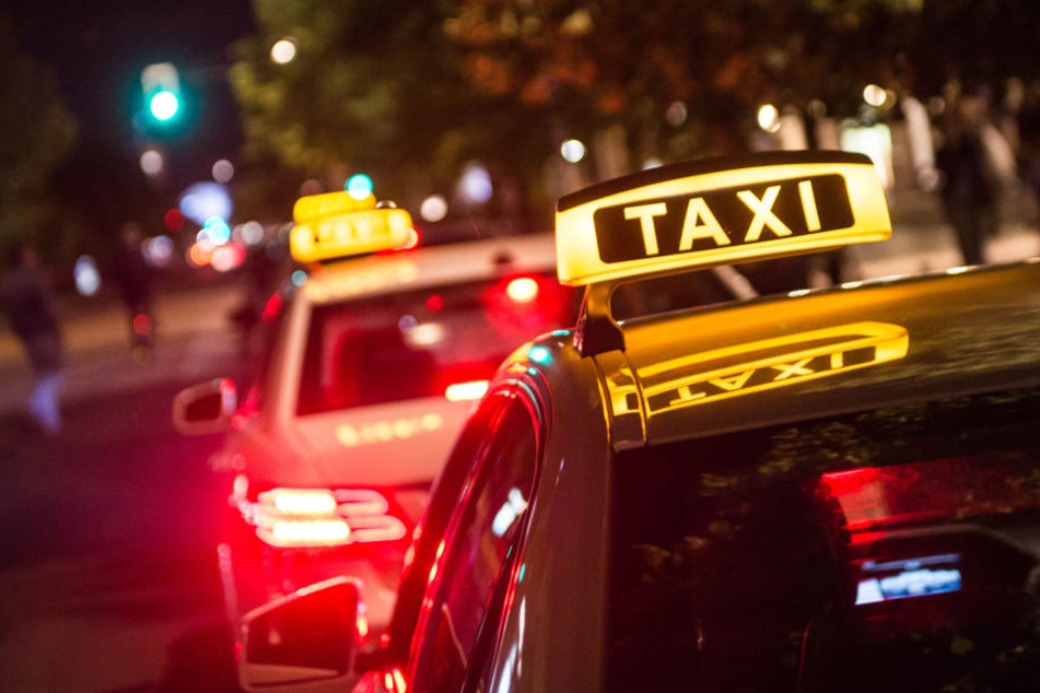 Nicht immer stehen ausreichend Taxis für jeden Fahrgast zur Verfügung. Da heißt es schlicht, Geduld zu haben.