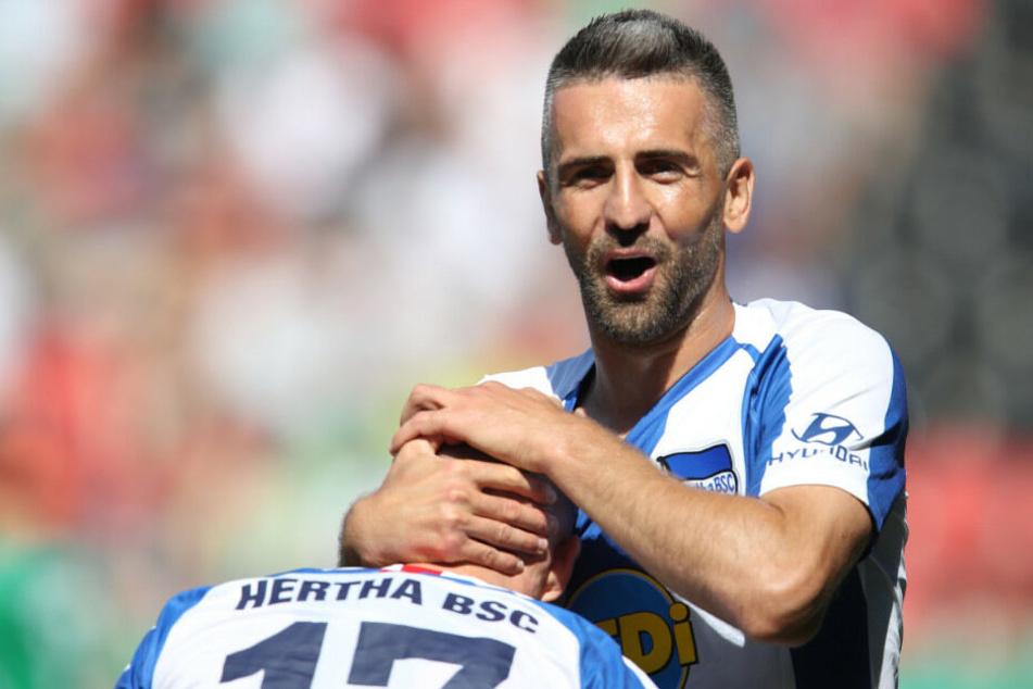 Vedad Ibisevic jubelt mit Maximilian Mittelstädt über seinen Treffer zum 2:0 in der ersten Runde des DFB-Pokals.