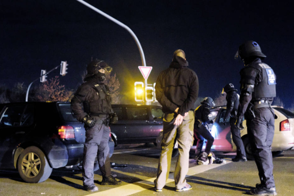 Die Schläger wollten die Polizisten davon abhalten einzugreifen (Symbolfoto).