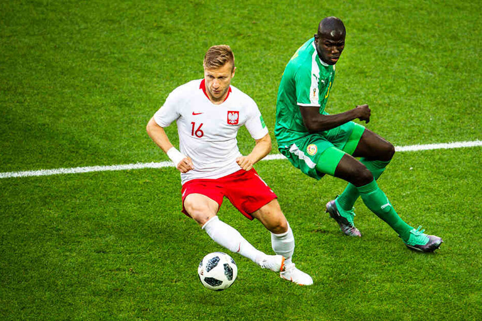 Kam in Wolfsburg zuletzt nicht mehr zum Zug, war bei der WM 2018 aber für Polen aktiv und setzt sich hier gegen Senegals starken Innenverteidiger Kalidou Koulibaly (SSC Neapel) durch.